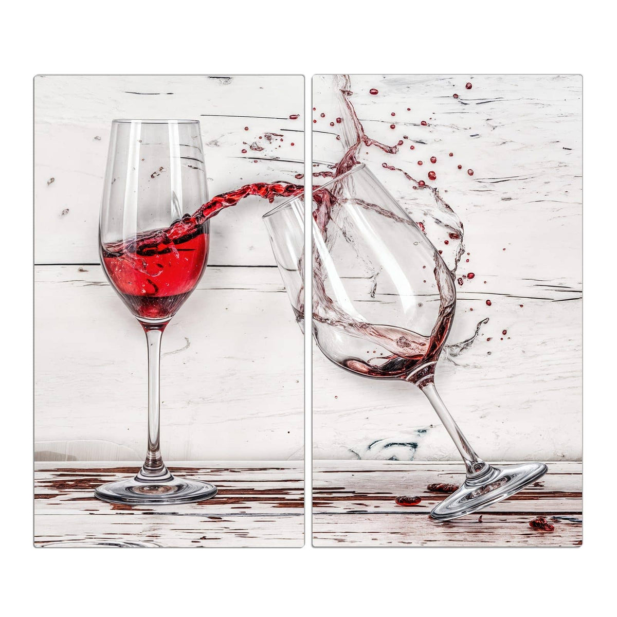 Ein stehendes Glas mit Rotwein, ein zweites umgekippt, Wein schwappt dazwischen, weiße Holzwand