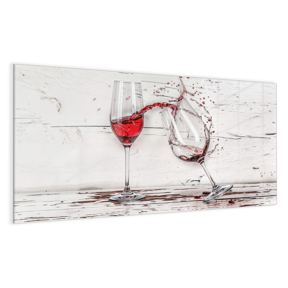 Ein stehendes Glas mit Rotwein, ein zweites umgekippt, Wein schwappt dazwischen, weiße Holzwand