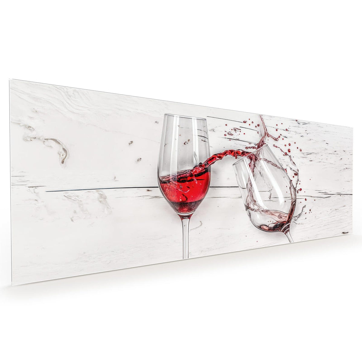 Küchenrückwand aus Glas im Hochformat mit Motiv Gekipptes Rotweinglas: Ein stehendes Glas mit Rotwein, ein zweites umgekippt, Wein schwappt dazwischen