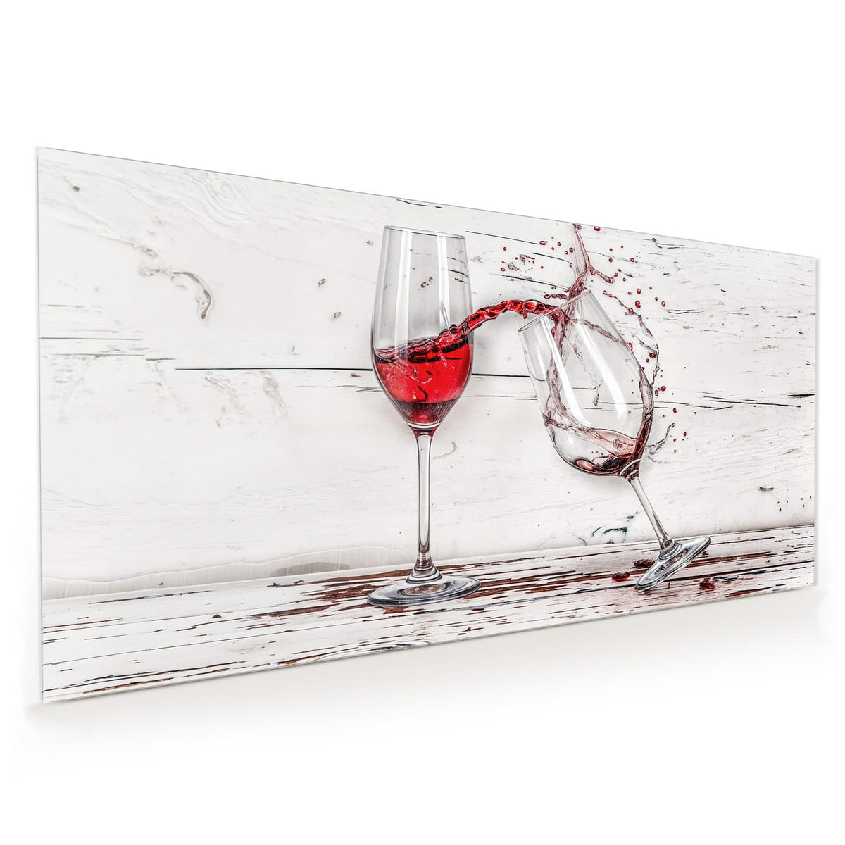 Ein stehendes Glas mit Rotwein, ein zweites umgekippt, Wein schwappt dazwischen, weiße Holzwand