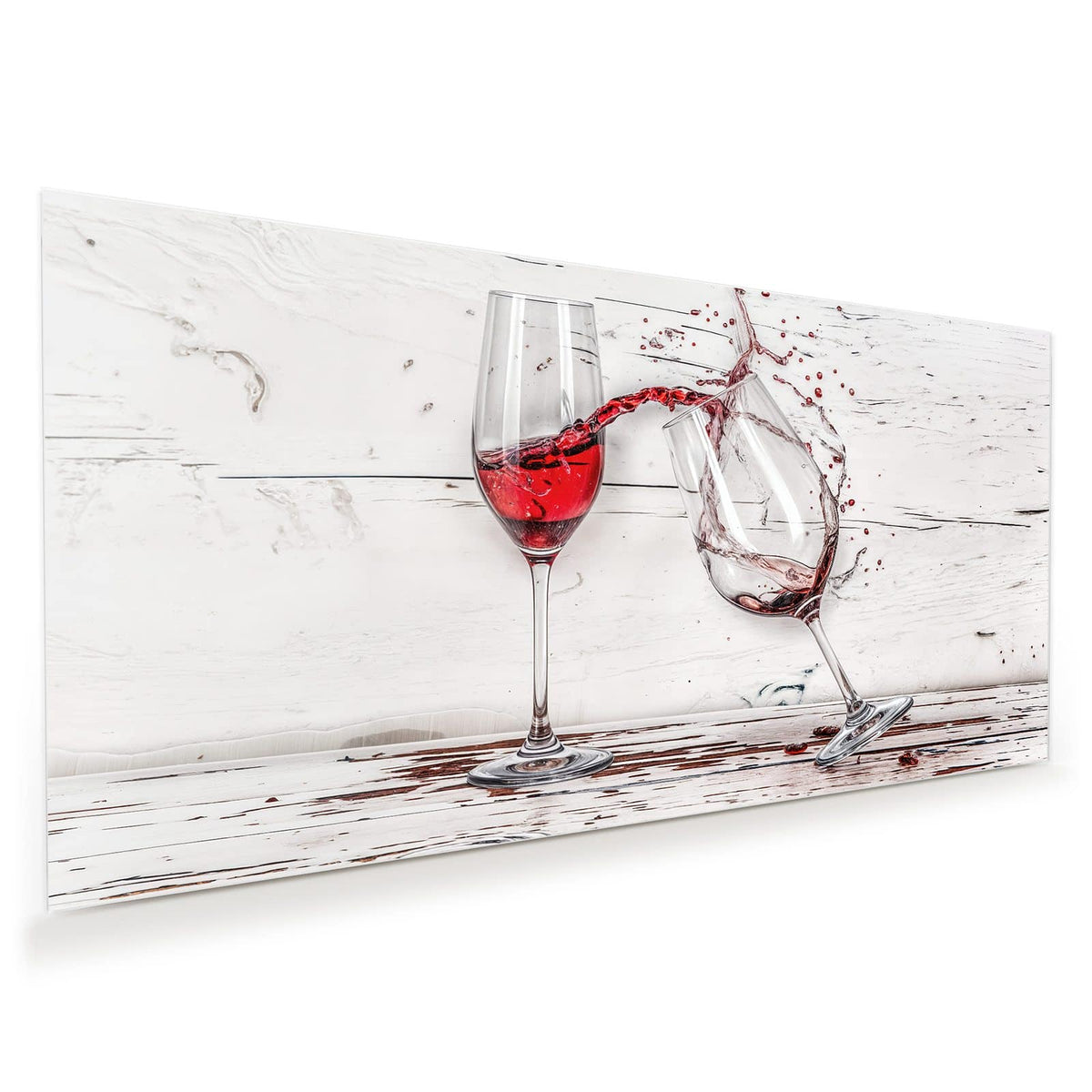 Ein stehendes Glas mit Rotwein, ein zweites umgekippt, Wein schwappt dazwischen, weiße Holzwand