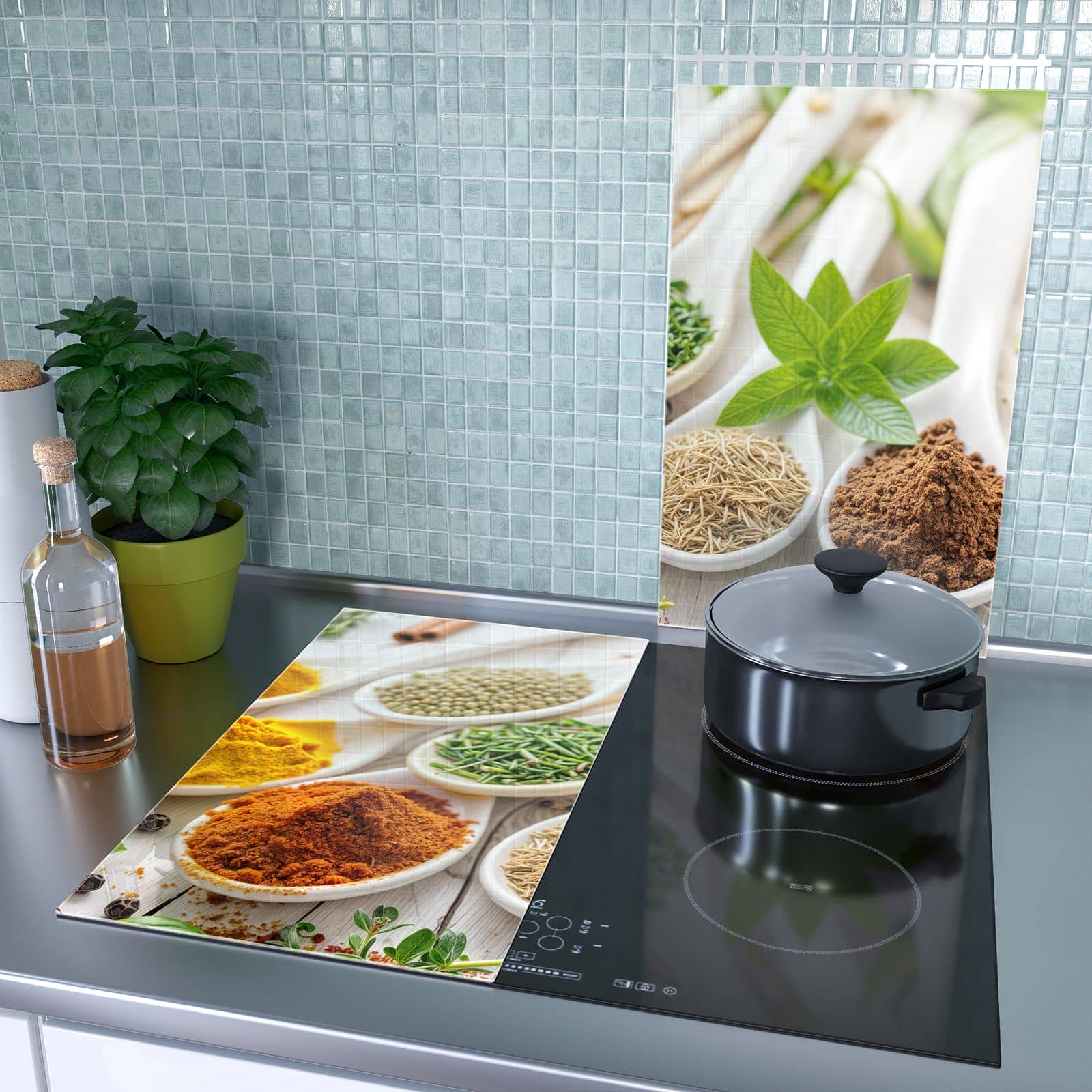 2-teilige Herdabdeckplatte mit Gewürzvielfalt-Motiv als Spritzschutz hinter dem Kochfeld