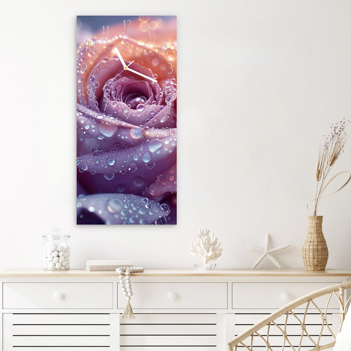 Wanduhr Blüte mit Wassertropfen aus Glas – Hochformat 30 × 60 cm – Lila Rose mit funkelnden Tropfen