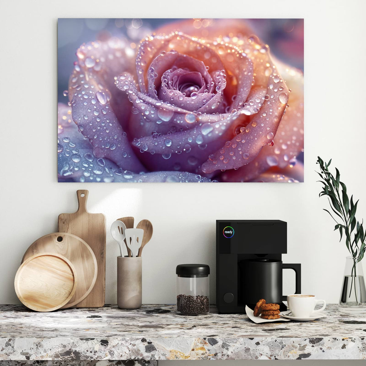 Makro einer lila-rosa Rose, dicht mit Wassertropfen besetzt.