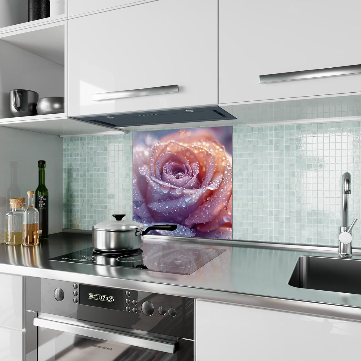 Küchenrückwand aus Glas Lila Rose im Tau im quadratischen Format als Spritzschutz hinter dem Kochfeld, über dem Fliesenspiegel montiert