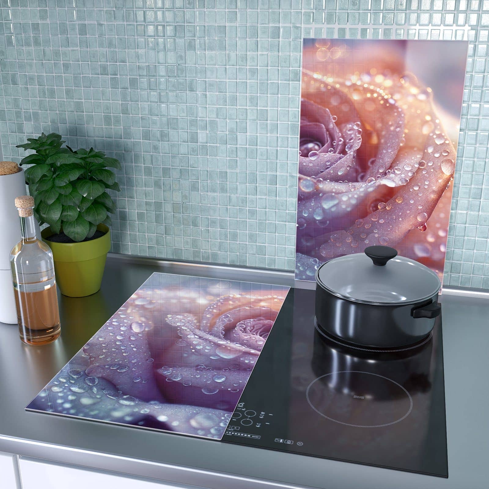 2-teilige Herdabdeckplatte mit Blüte mit Wassertropfen-Motiv als Spritzschutz hinter dem Kochfeld