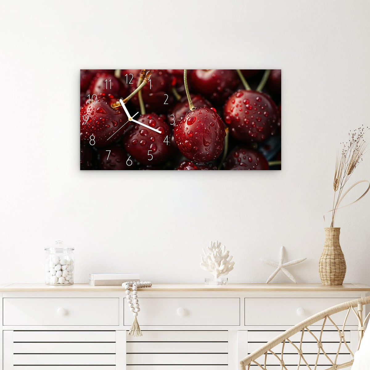 Wanduhr Reife Kirschen aus Glas – Querformat 60 × 30 cm – Rubinrote Kirschen mit Wasserperlen