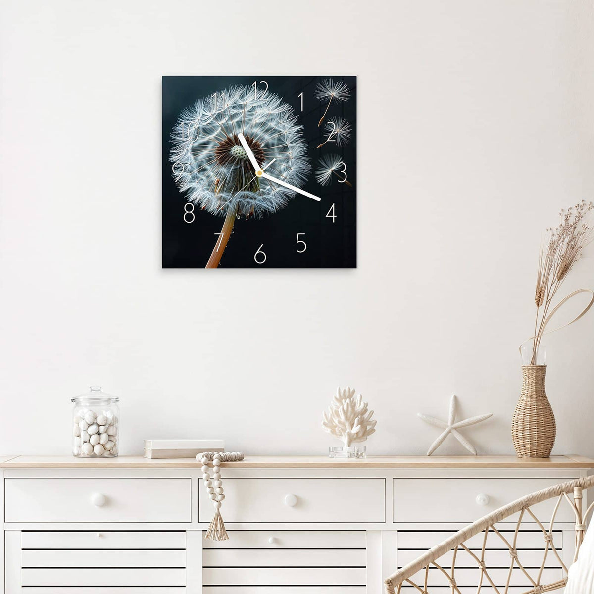 Wanduhr Fliegende Pusteblume aus Glas – Quadratisch 30 × 30 cm – Helle Samen vor fast schwarzem Grund