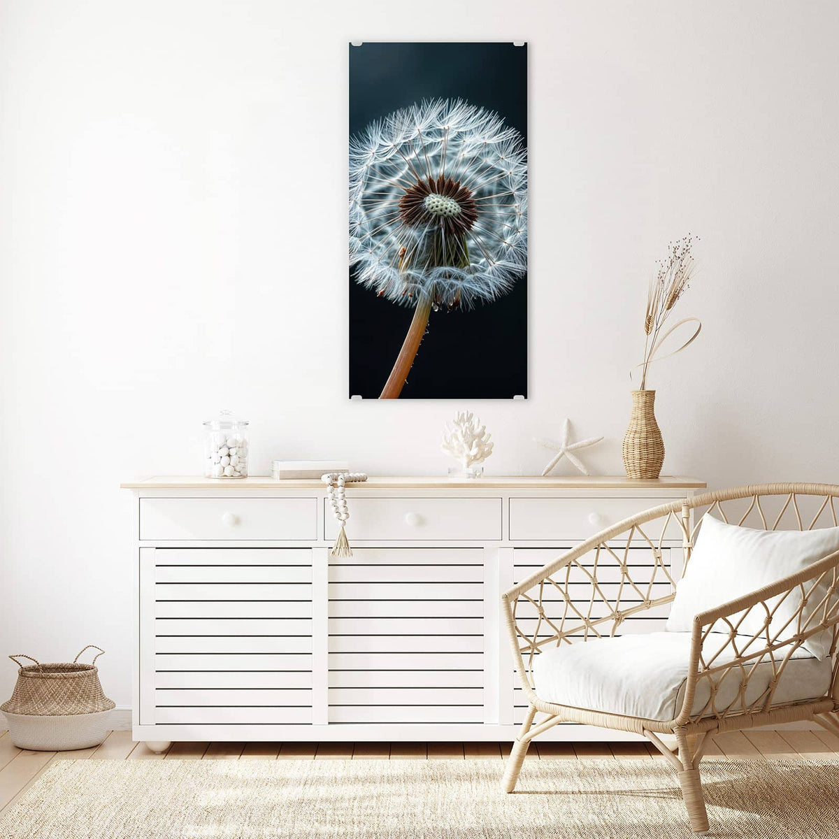 Glasbild Fliegende Pusteblume an der Wand – Eine große Pusteblume vor fast schwarzem Grund, drei Samen fliegen nach rechts weg