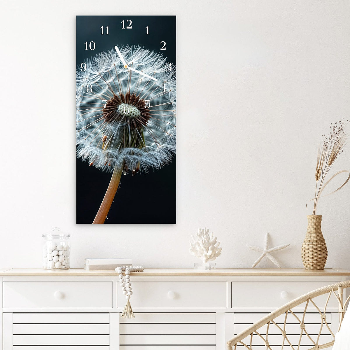Wanduhr aus Glas im Hochformat Fliegende Pusteblume mit Ziffernblatt Klassisch über einem weißen Sideboard