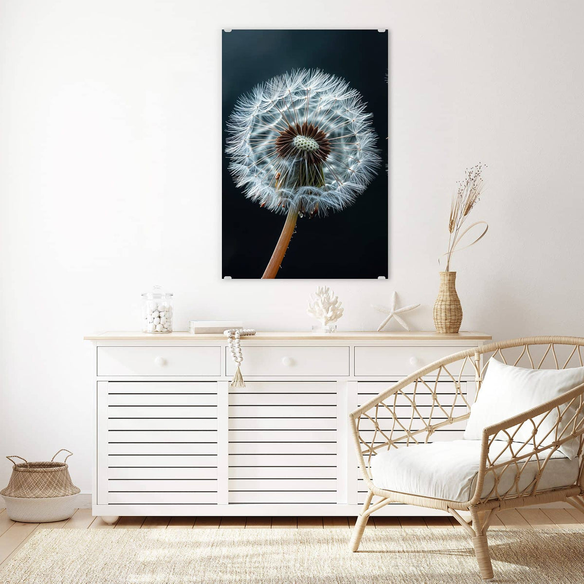 Glasbild Fliegende Pusteblume an der Wand – Eine große Pusteblume vor fast schwarzem Grund, drei Samen fliegen nach rechts weg