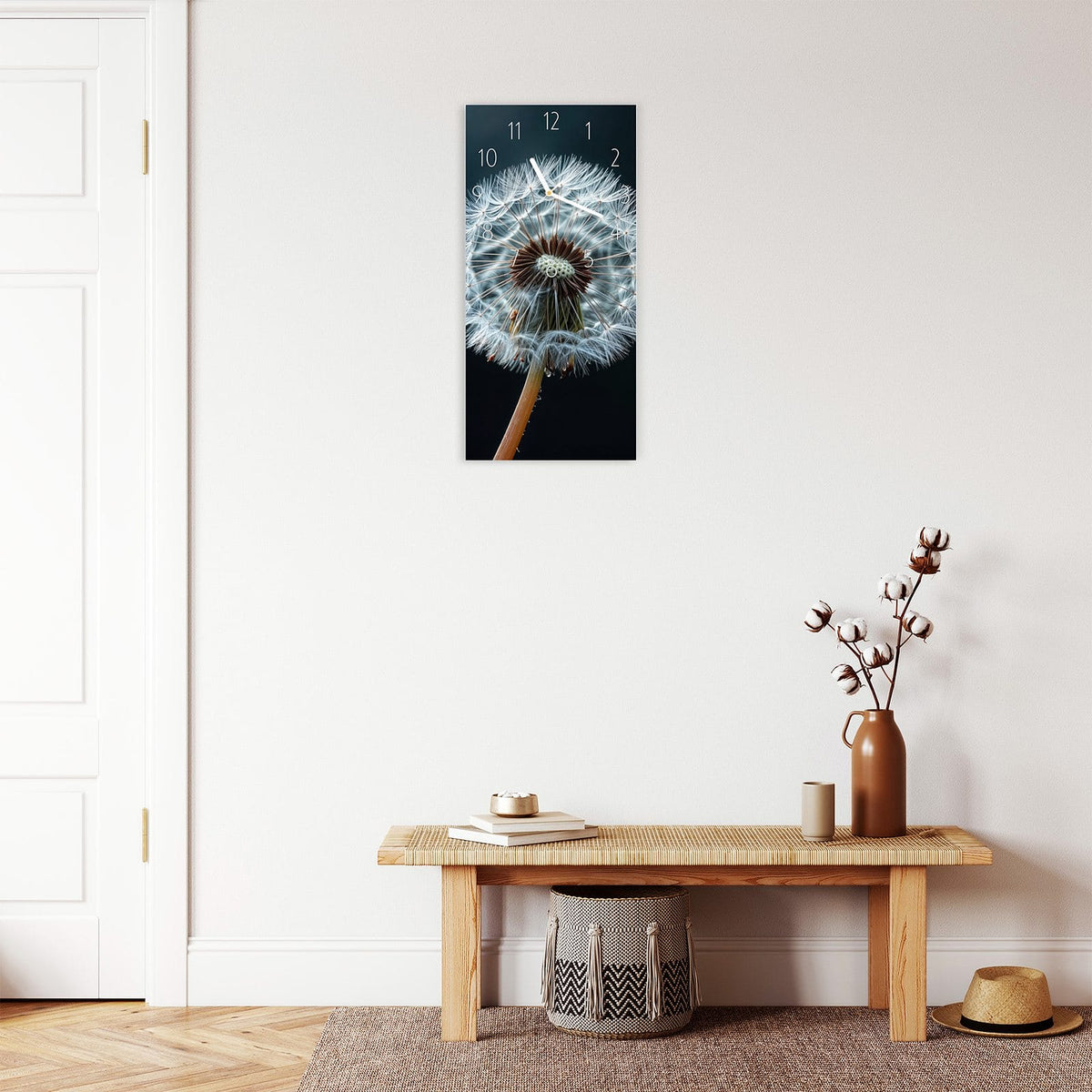 Wanduhr aus Glas im Hochformat Fliegende Pusteblume mit Ziffernblatt Elegant über einer Holzbank im Flur