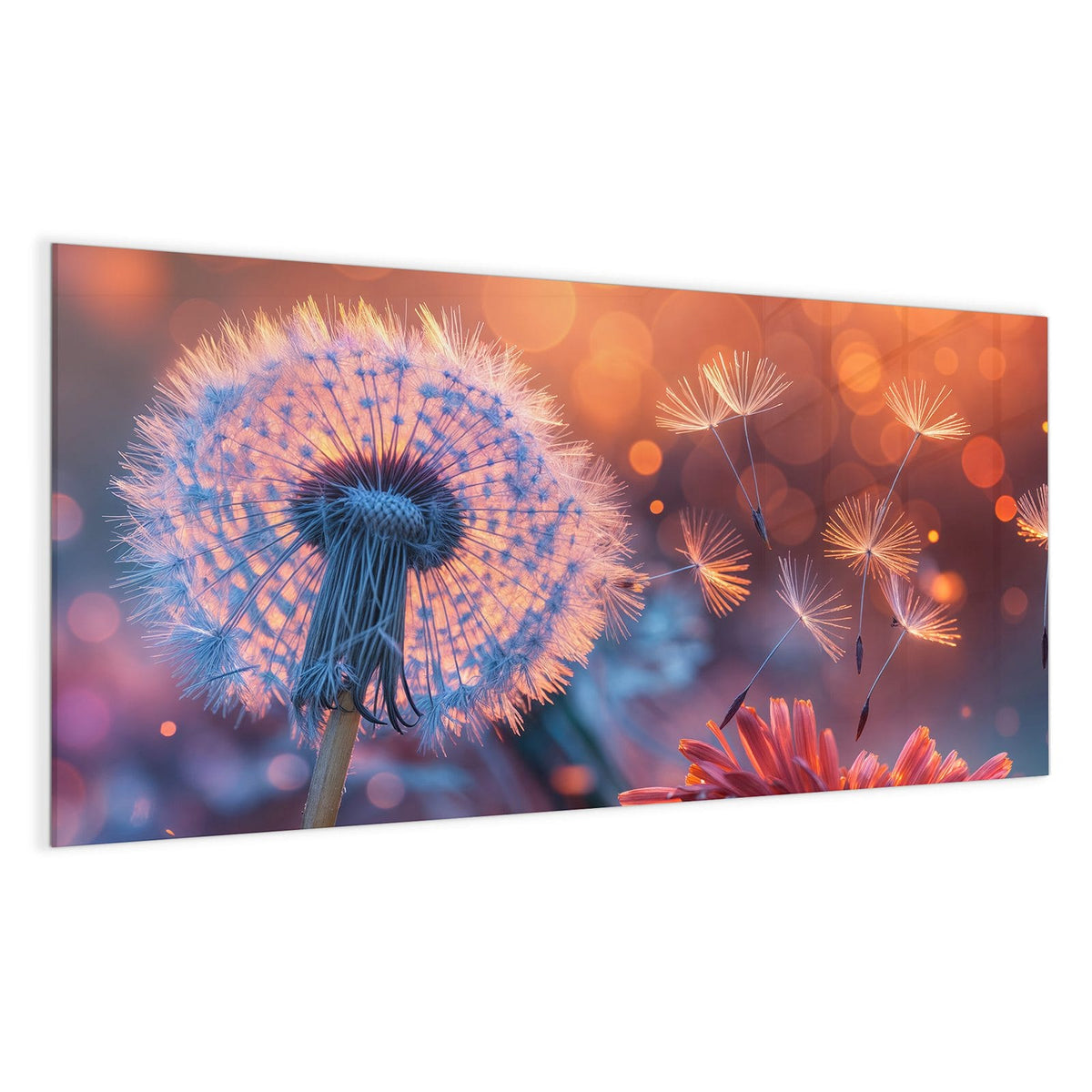 Pusteblume im Gegenlicht, davonfliegende Samen leuchten orange vor warmem Bokeh, rechts eine rote Blüte