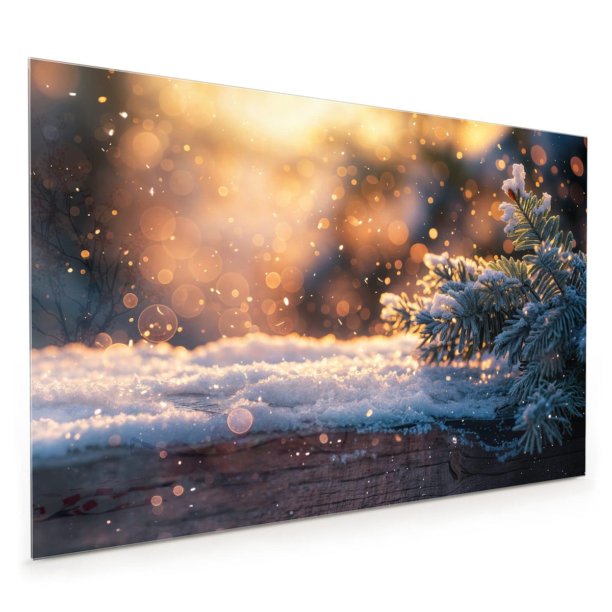 Küchenrückwand aus Glas im Hochformat mit Motiv Tannenzweig im Goldlicht: Verschneiter Tannenzweig auf Holz vor goldenem Bokeh