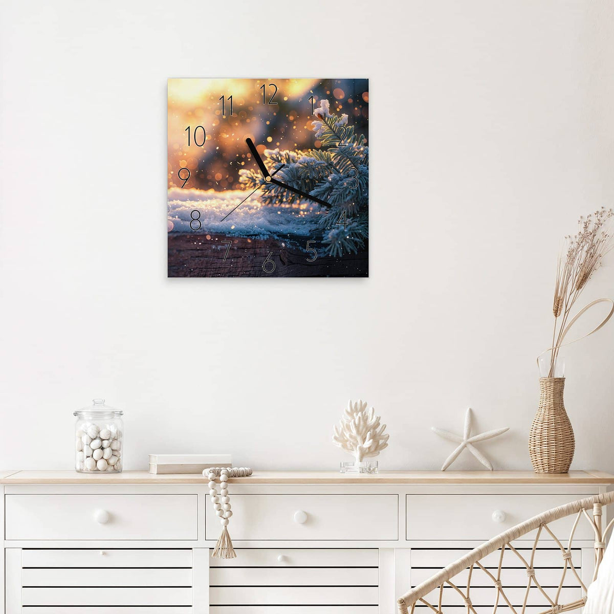 Wanduhr Tannenzweig im Goldlicht aus Glas – Quadratisch 30 × 30 cm – Verschneiter Zweig vor goldenem Bokeh