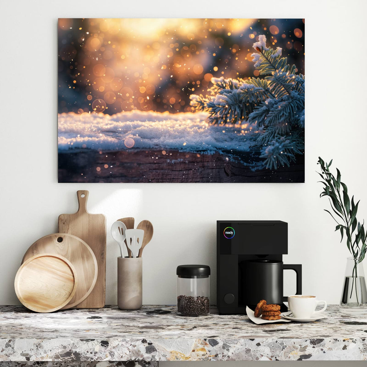 verschneiter Tannenzweig auf Holz vor goldenem Bokeh