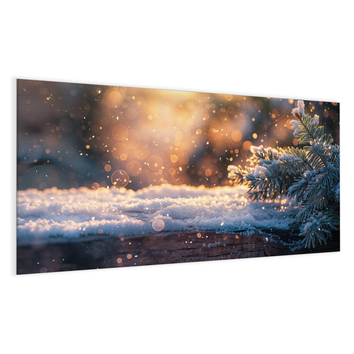 verschneiter Tannenzweig auf Holz vor goldenem Bokeh