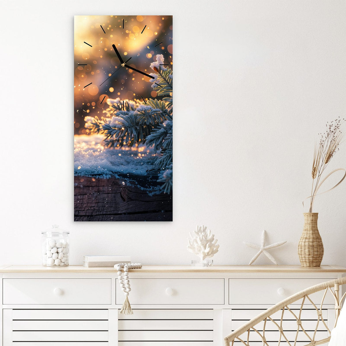 Wanduhr aus Glas im Hochformat Tannenzweig im Goldlicht mit Ziffernblatt Linie über einem weißen Sideboard