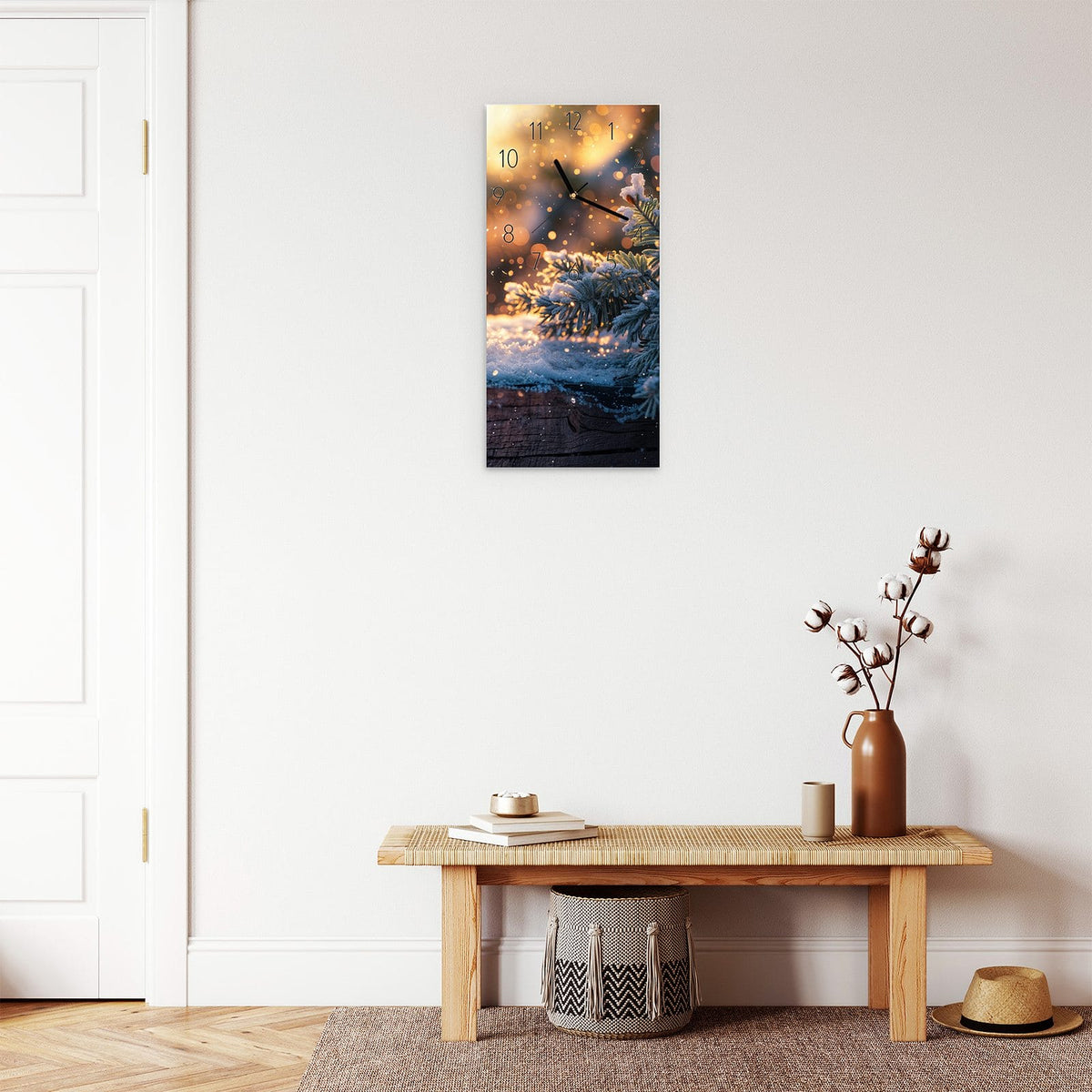 Wanduhr aus Glas im Hochformat Tannenzweig im Goldlicht mit Ziffernblatt Elegant über einer Holzbank im Flur