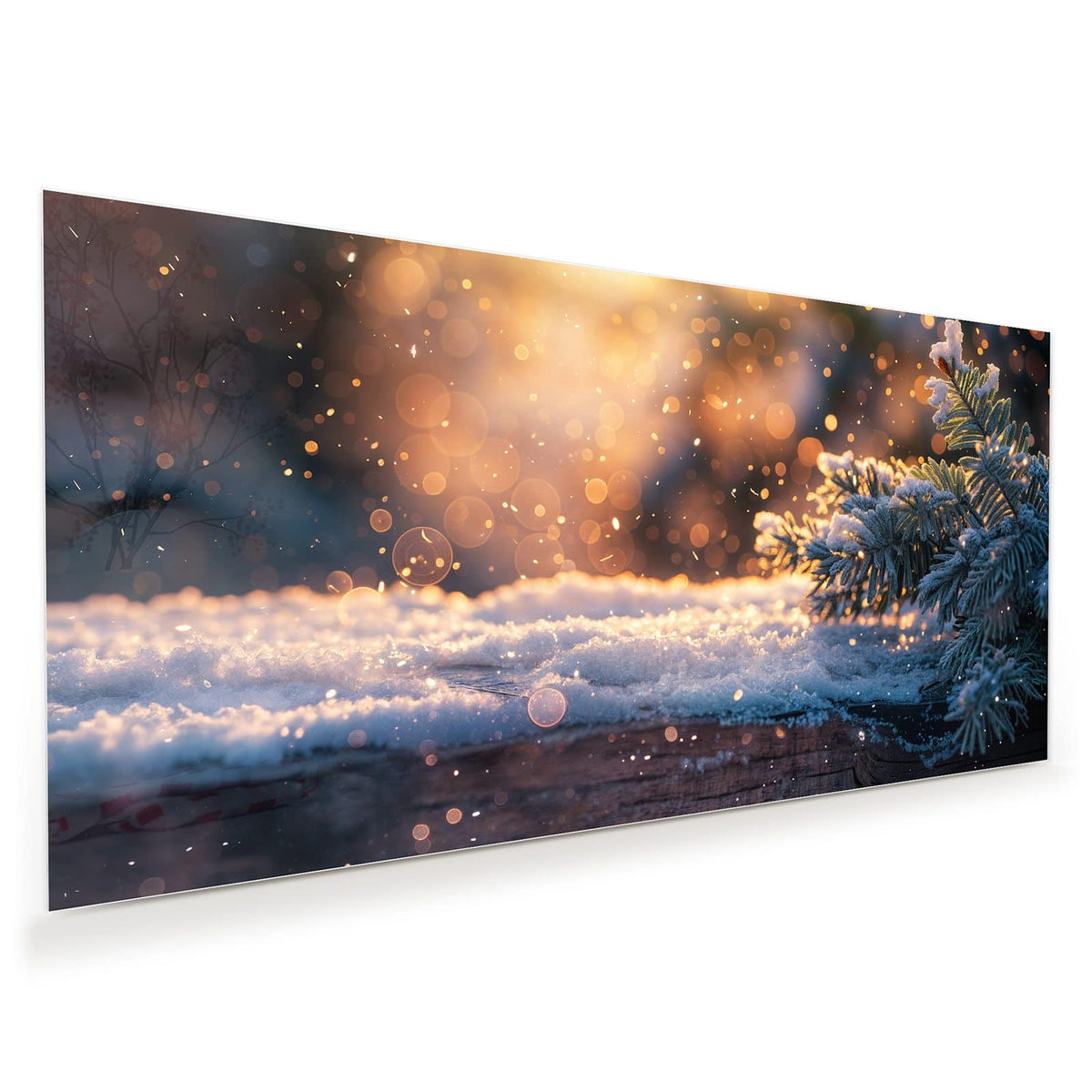 verschneiter Tannenzweig auf Holz vor goldenem Bokeh