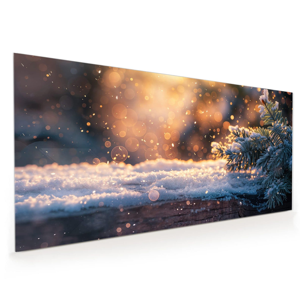 verschneiter Tannenzweig auf Holz vor goldenem Bokeh
