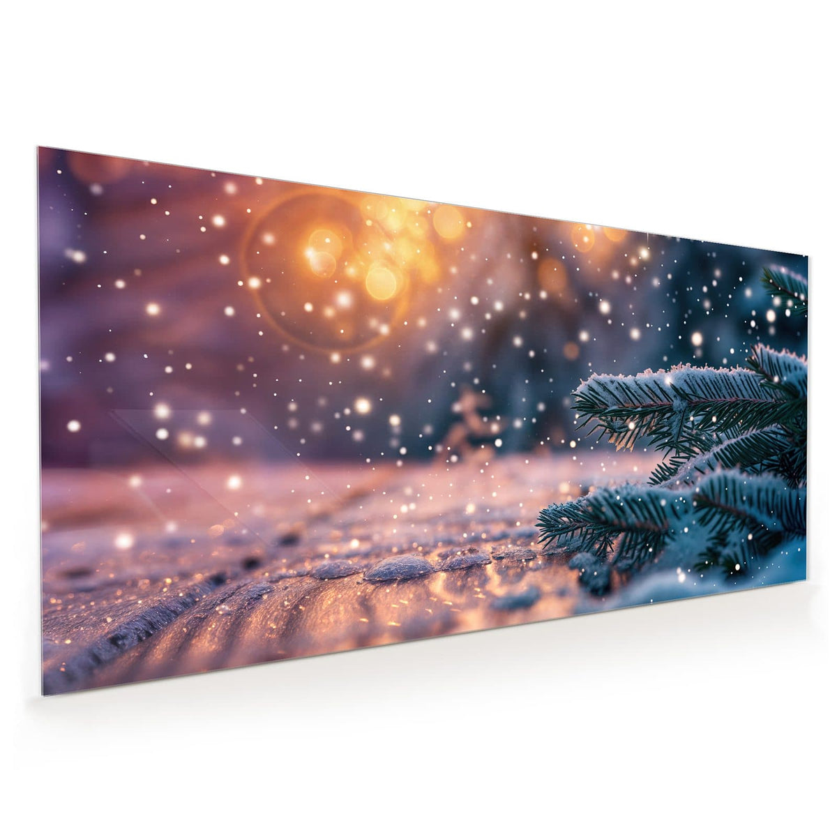 Küchenrückwand aus Glas im Hochformat mit Motiv Winterliche Tannenzweige: Schneebedeckte Tannenzweige vor goldenem Bokeh und rieselndem Schnee