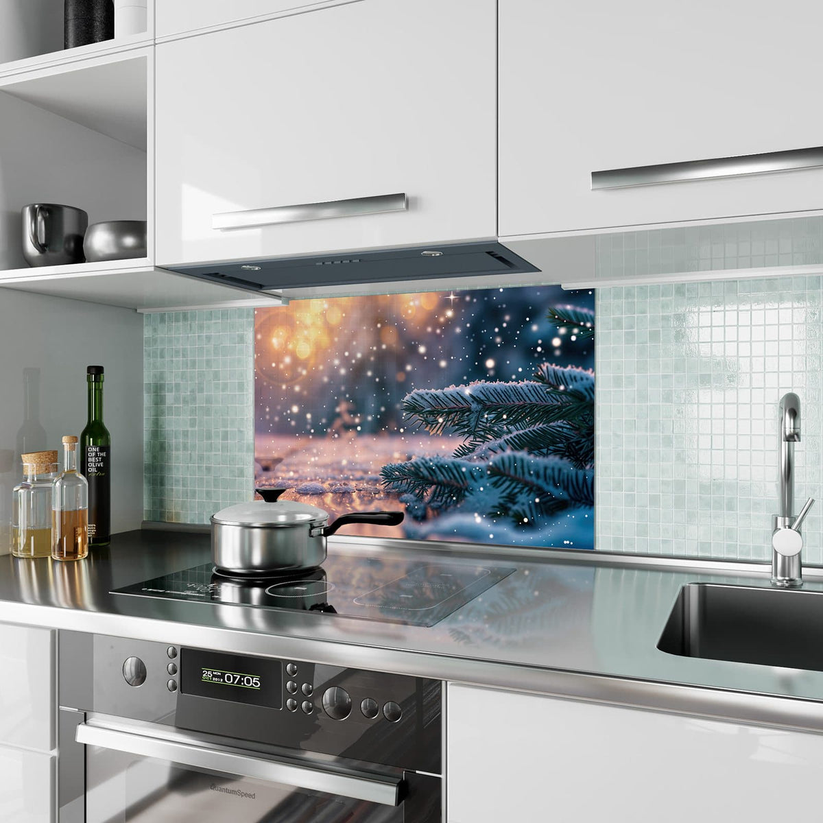 Küchenrückwand aus Glas Winterliche Tannenzweige im Hochformat als Spritzschutz hinter dem Kochfeld, über dem Fliesenspiegel montiert