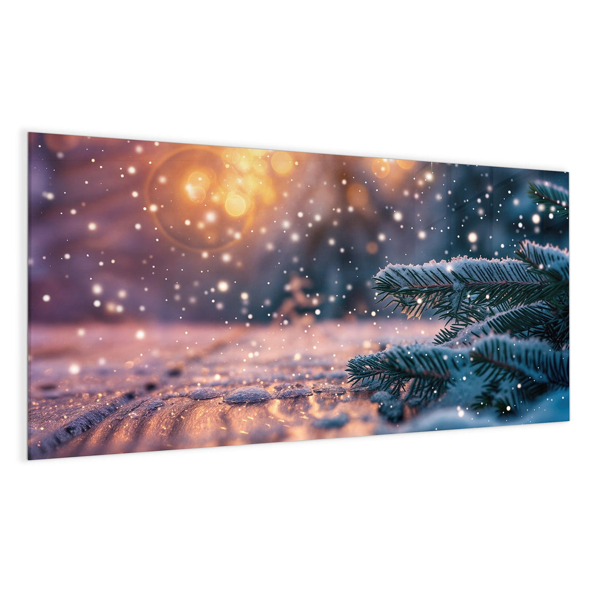 Schneebedeckte Tannenzweige vor goldenem Bokeh und rieselndem Schnee