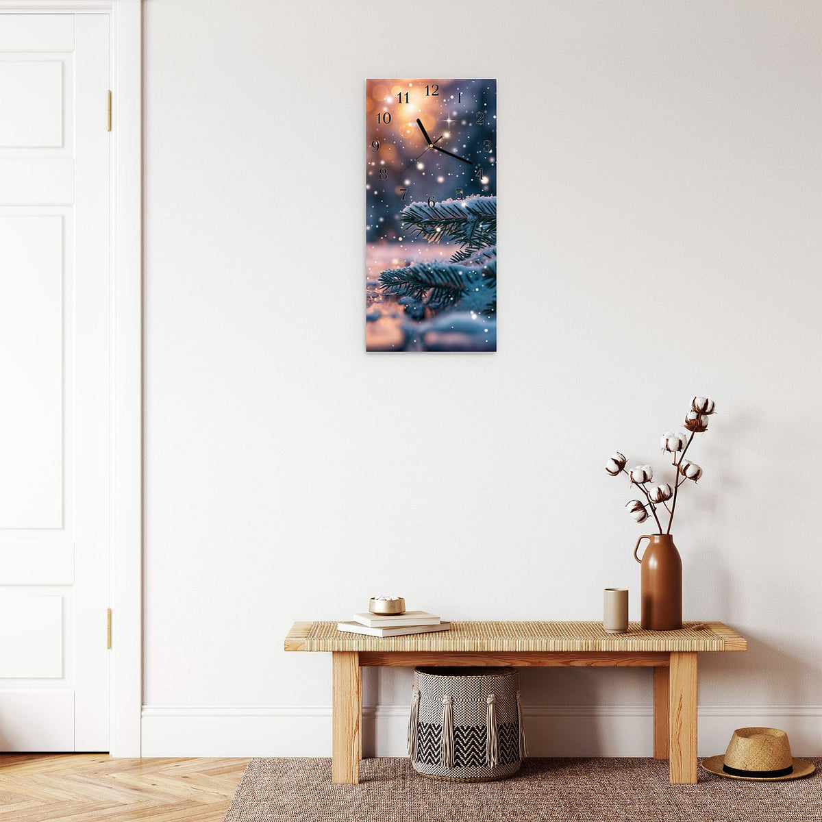 Moderne Wanduhr aus Glas mit Farbtiefe – Wanduhr Winterliche Tannenzweige aus Glas – Hochformat 30 × 60 cm