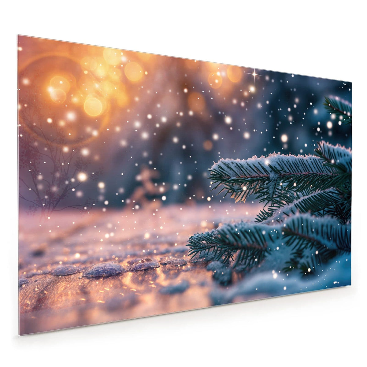 Küchenrückwand aus Glas im Hochformat mit Motiv Winterliche Tannenzweige: Schneebedeckte Tannenzweige vor goldenem Bokeh und rieselndem Schnee