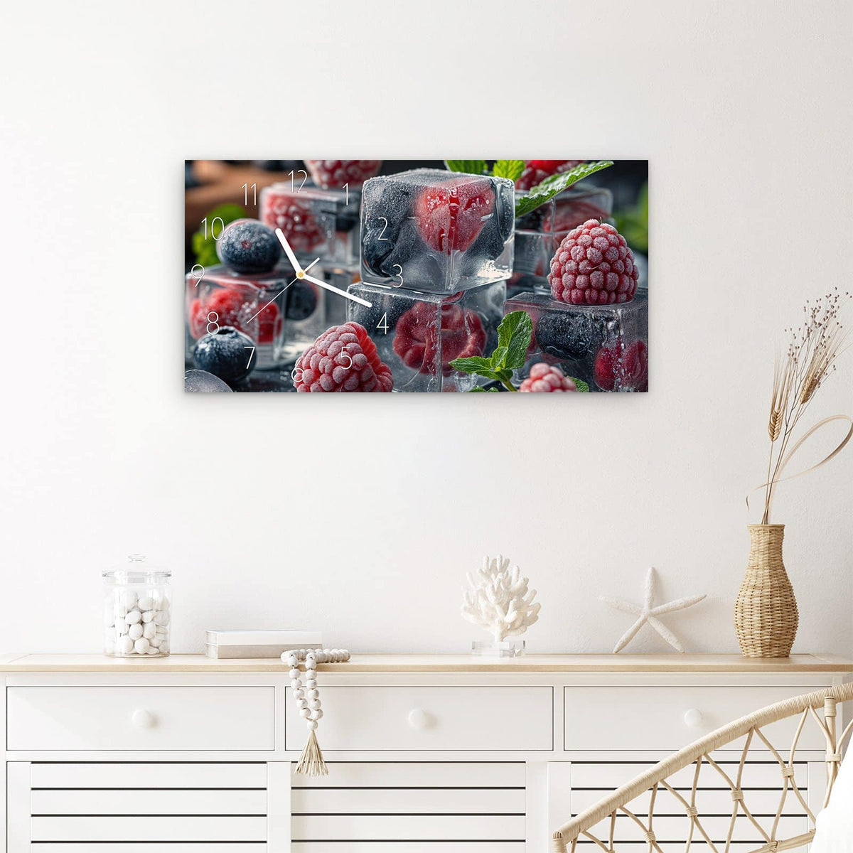 Wanduhr Beeren in Eiswürfeln aus Glas – Querformat 60 × 30 cm – Eisgekühlte Beeren vor dunklem Grund