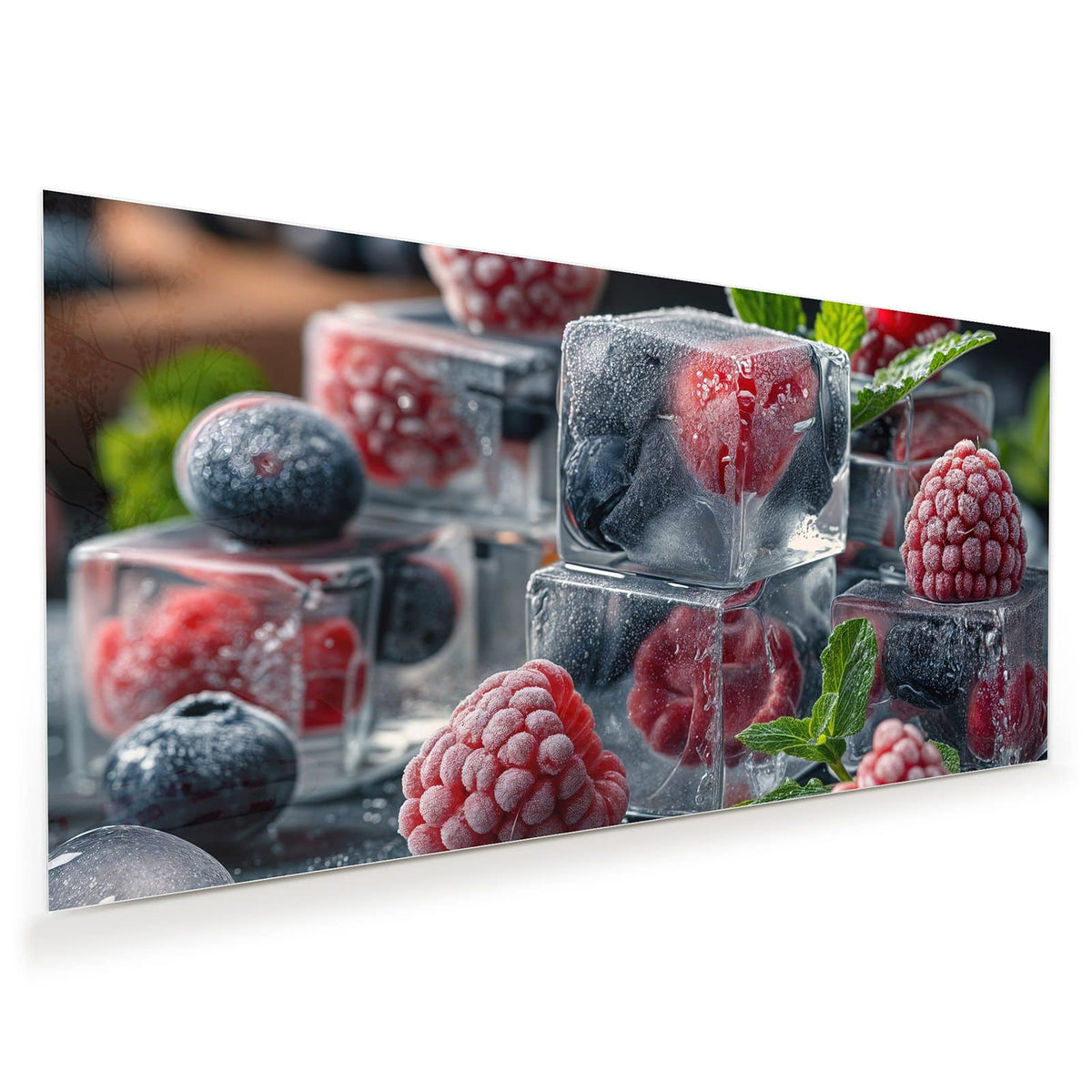Himbeeren und Blaubeeren in Eiswürfeln eingeschlossen, dazu frische Minze