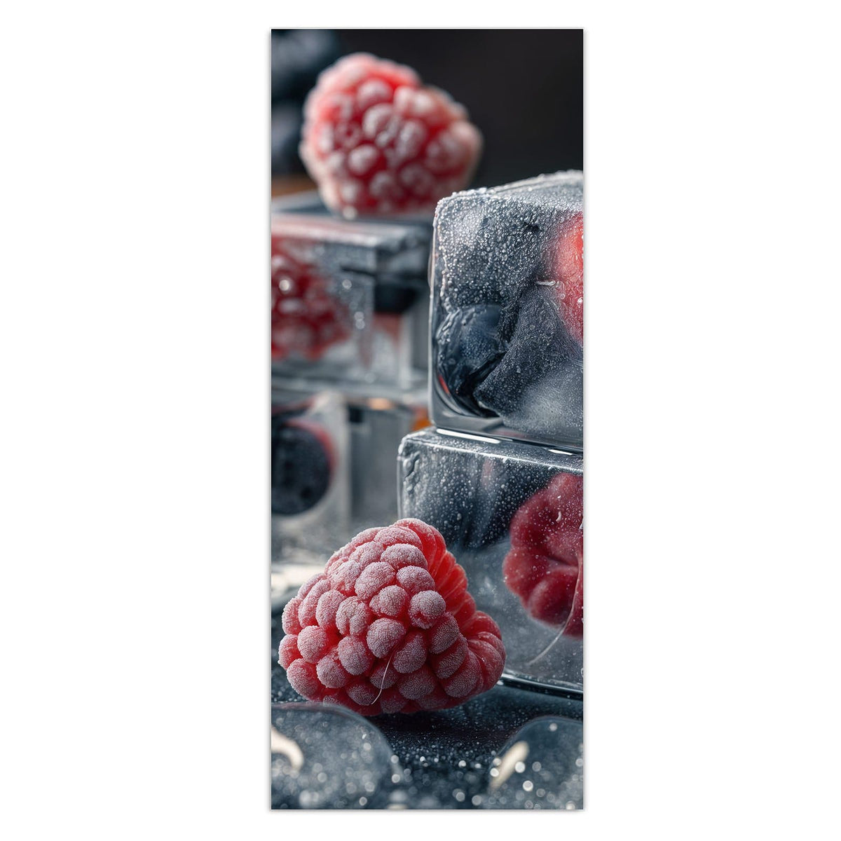 Himbeeren und Blaubeeren in Eiswürfeln eingeschlossen, dazu frische Minze
