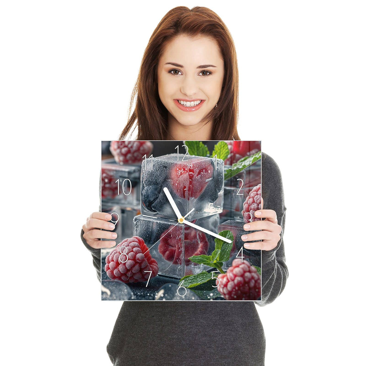 Himbeeren und Blaubeeren in Eiswürfeln eingeschlossen, dazu frische Minze