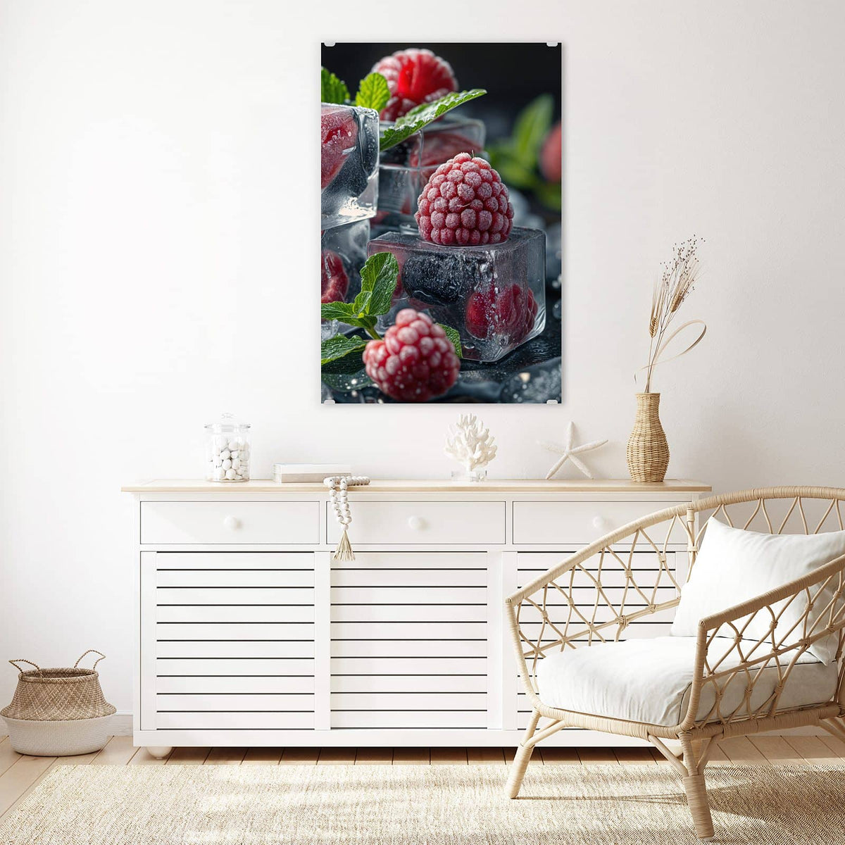 Glasbild Beeren im Eisblock an der Wand – Himbeeren und Blaubeeren in Eiswürfeln eingeschlossen, dazu frische Minze