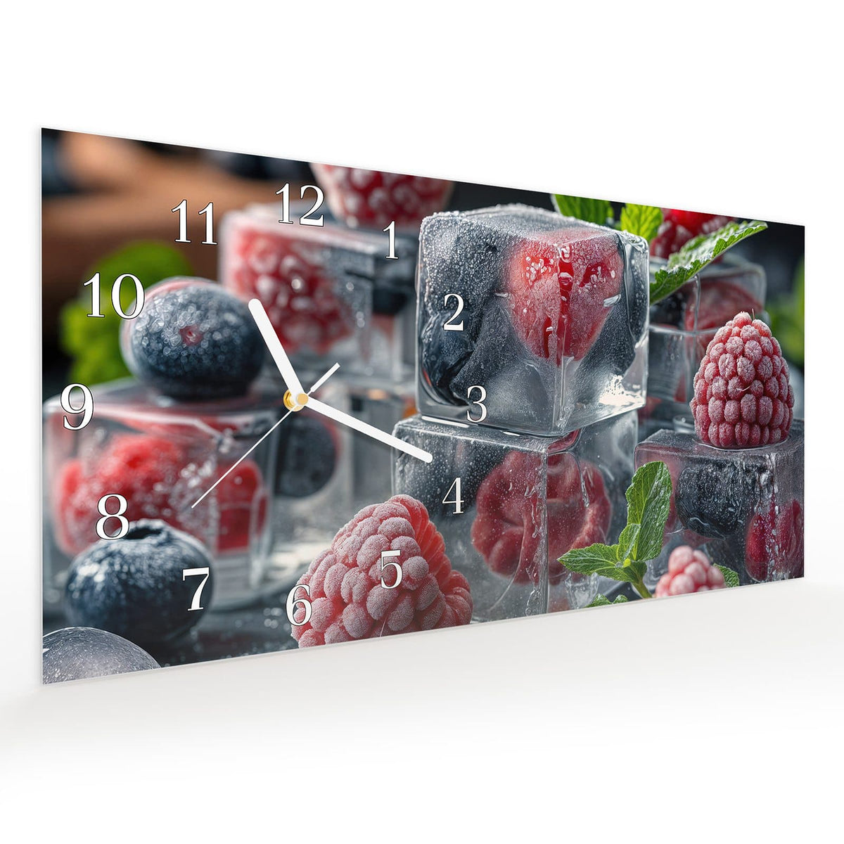 Vormontiert – mit Schwebeeffekt – Wanduhr Beeren in Eiswürfeln aus Glas – Querformat 60 × 30 cm