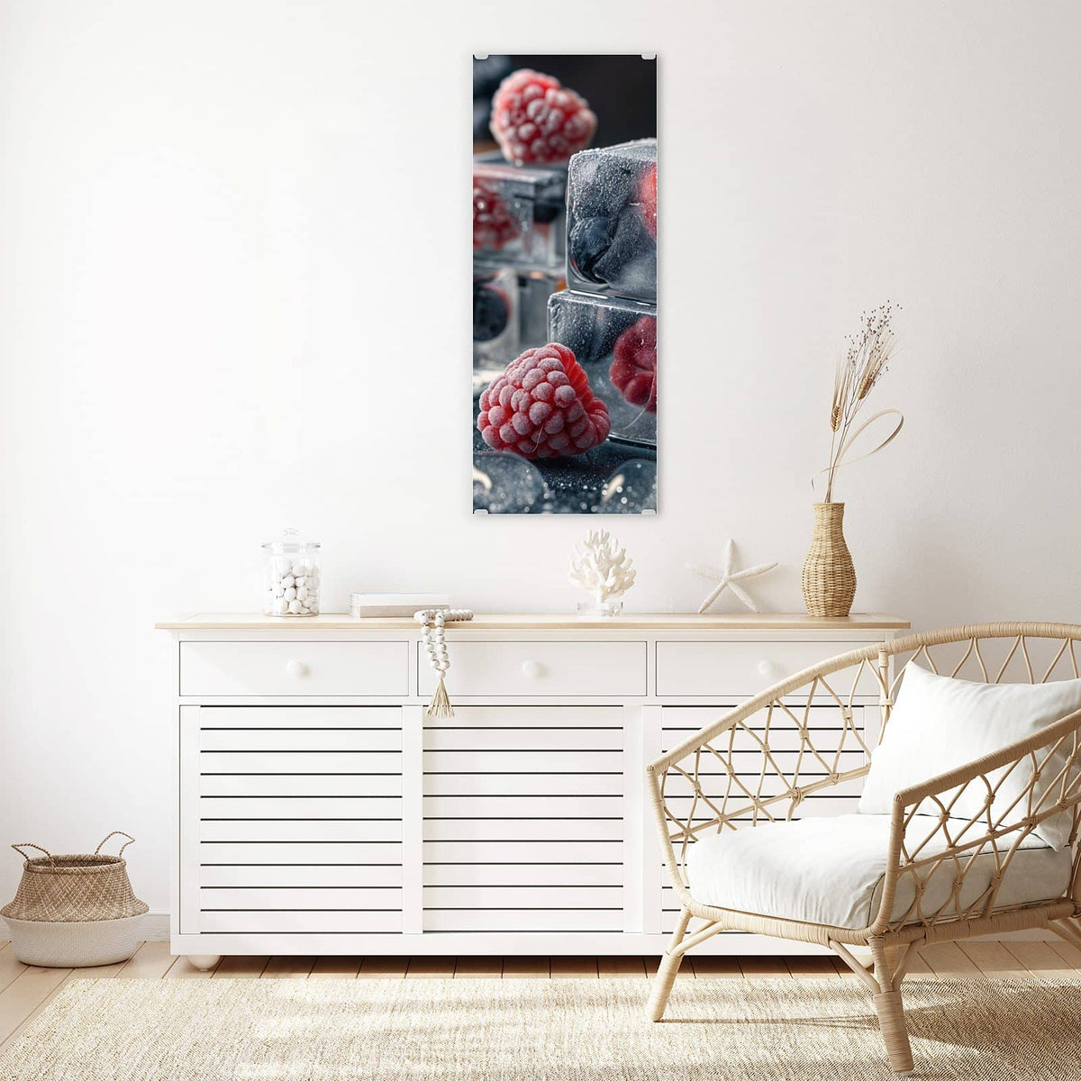 Wandbild - Beeren im Eisblock - Hochformat – Eisgekühlte Beeren vor dunklem Grund