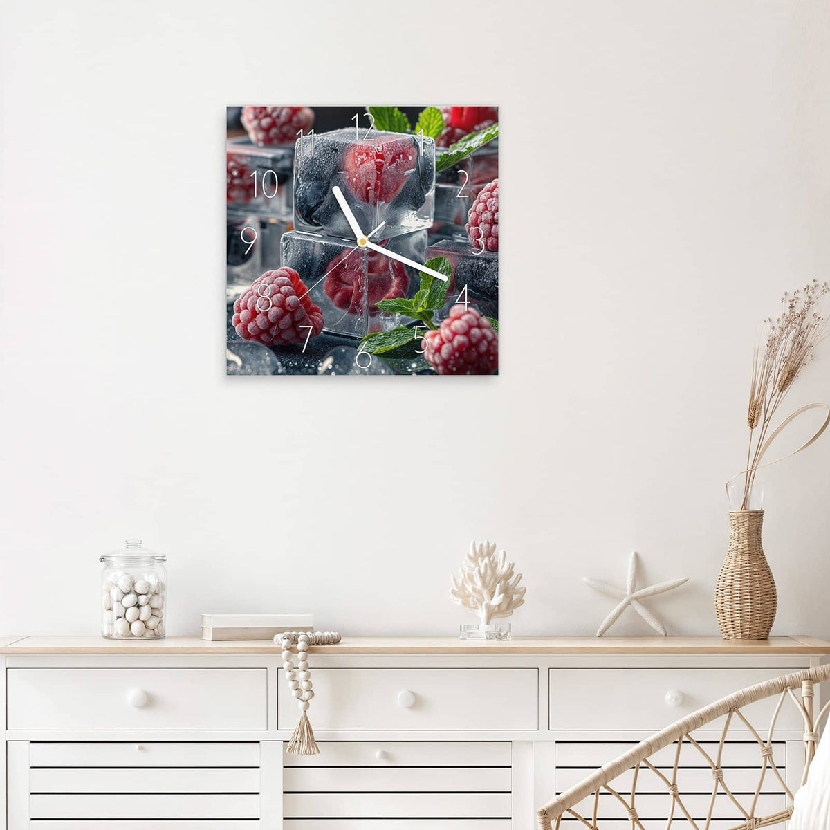 Wanduhr Beeren im Eisblock aus Glas – Quadratisch 30 × 30 cm – Eisgekühlte Beeren vor dunklem Grund