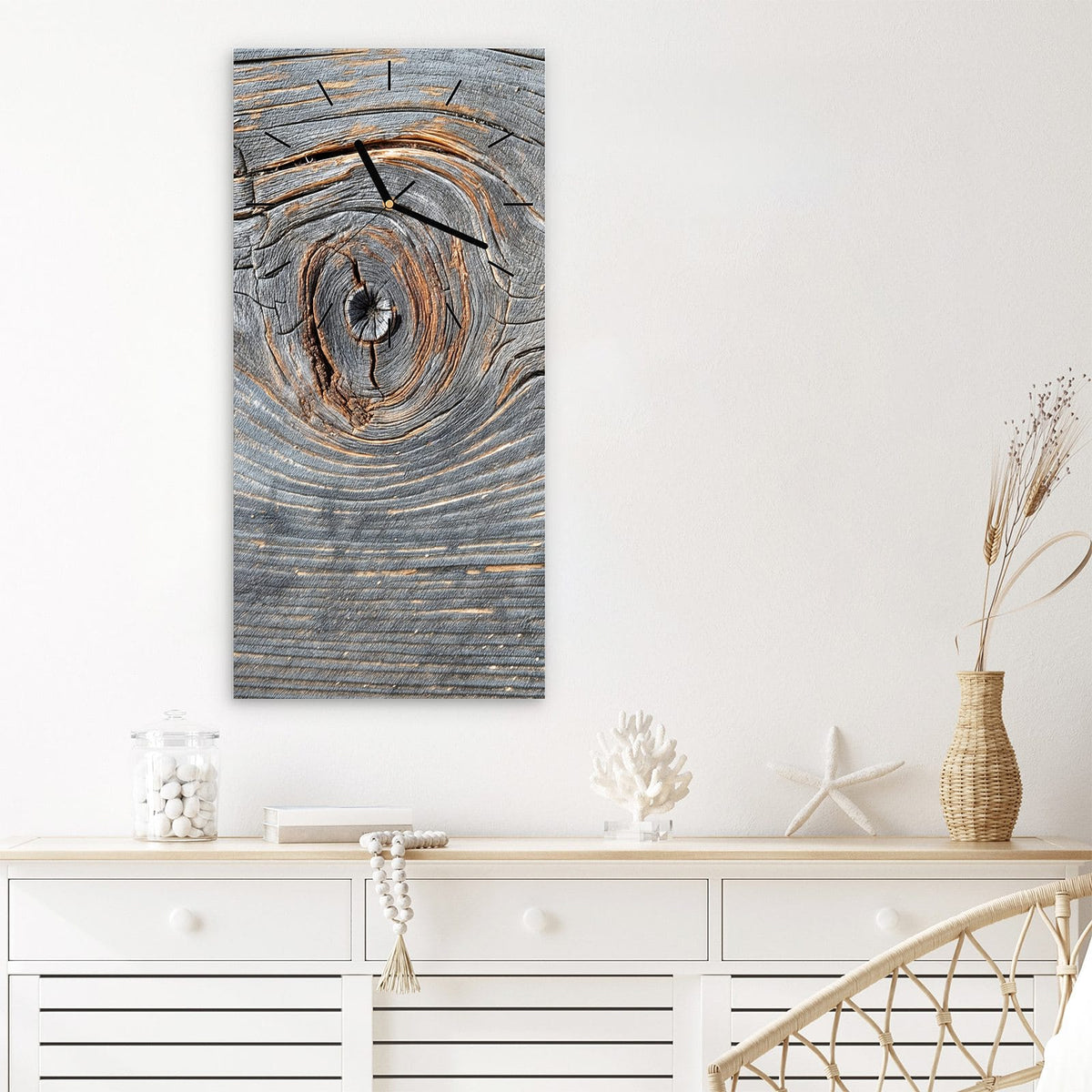 Wanduhr aus Glas im Hochformat Astloch im Altholz mit Ziffernblatt Linie über einem weißen Sideboard