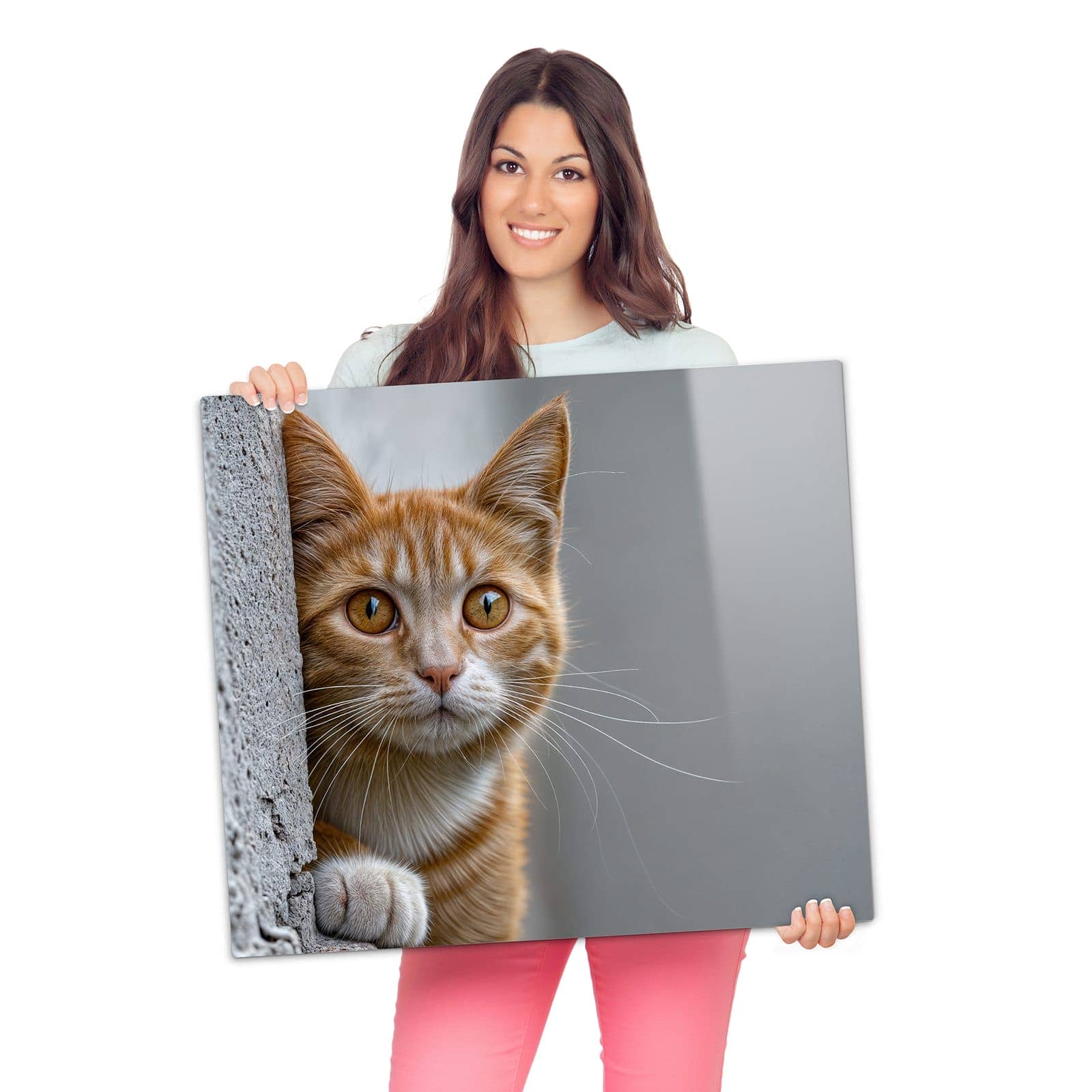 Abdeckung für Herdplatten mit Neugierige Katze-Motiv wird zur Größendarstellung gehalten