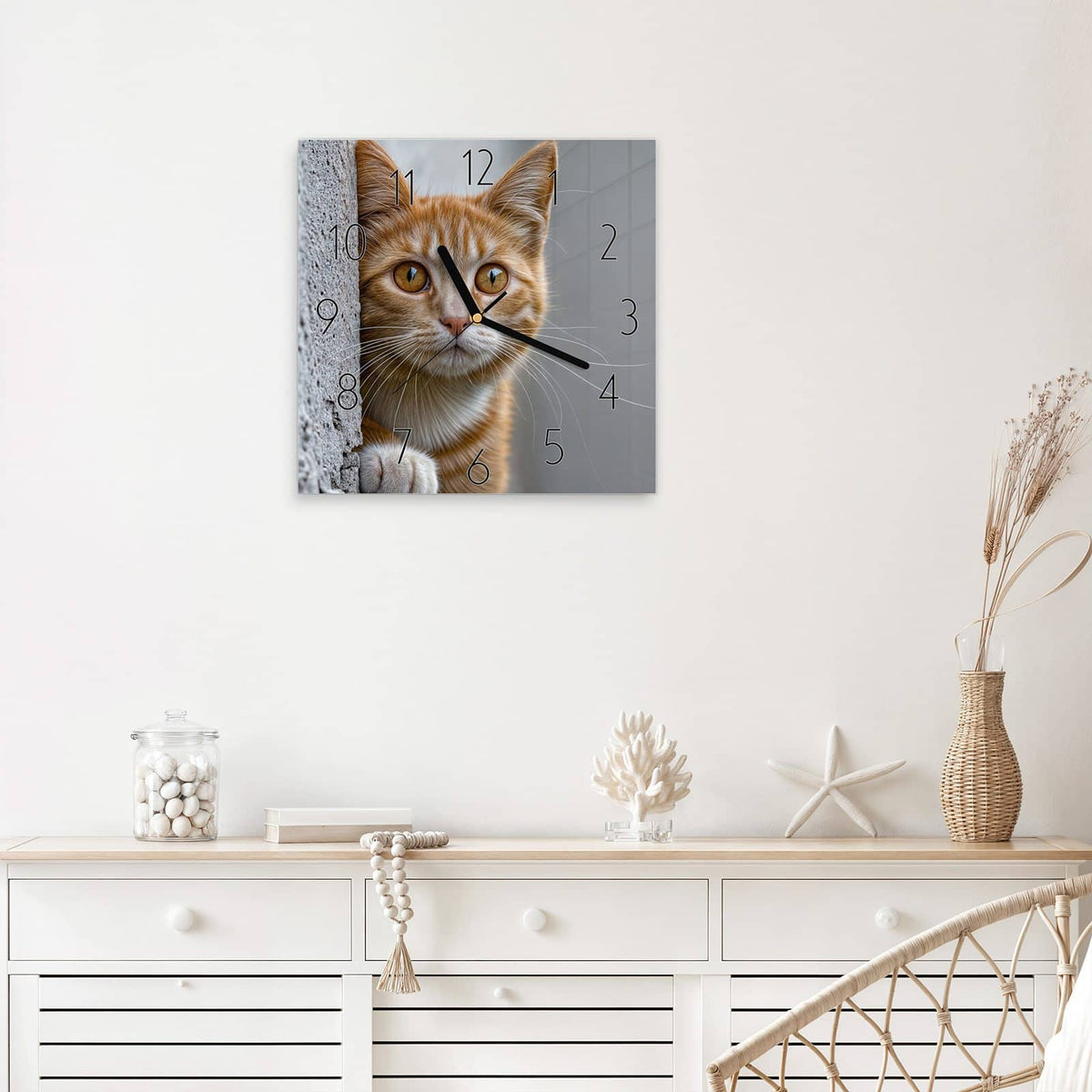 Wanduhr Katze hinter der Mauer aus Glas – Quadratisch 30 × 30 cm – Getigerte Katze hinter grauer Mauer