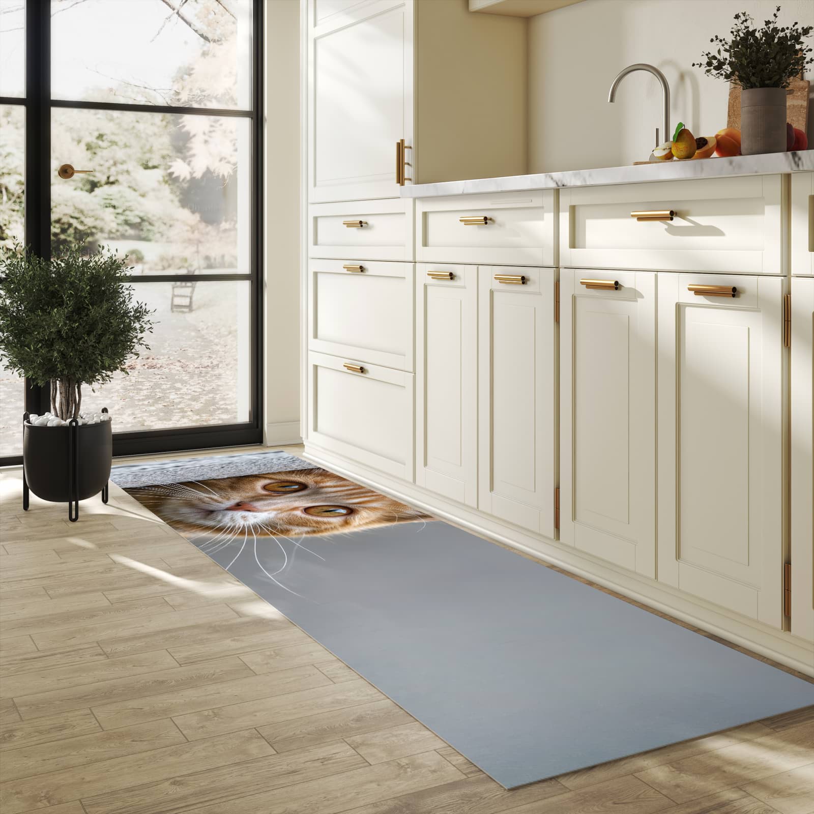 Komfortabler abwaschbarer Küchenteppich mit Motiv Neugierige Katze in heller Küche