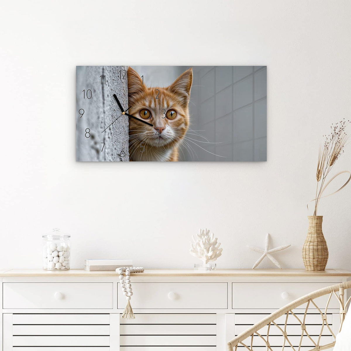 Wanduhr Neugierige Katze aus Glas – Querformat 60 × 30 cm – Orange-weiße Katze lugt hervor
