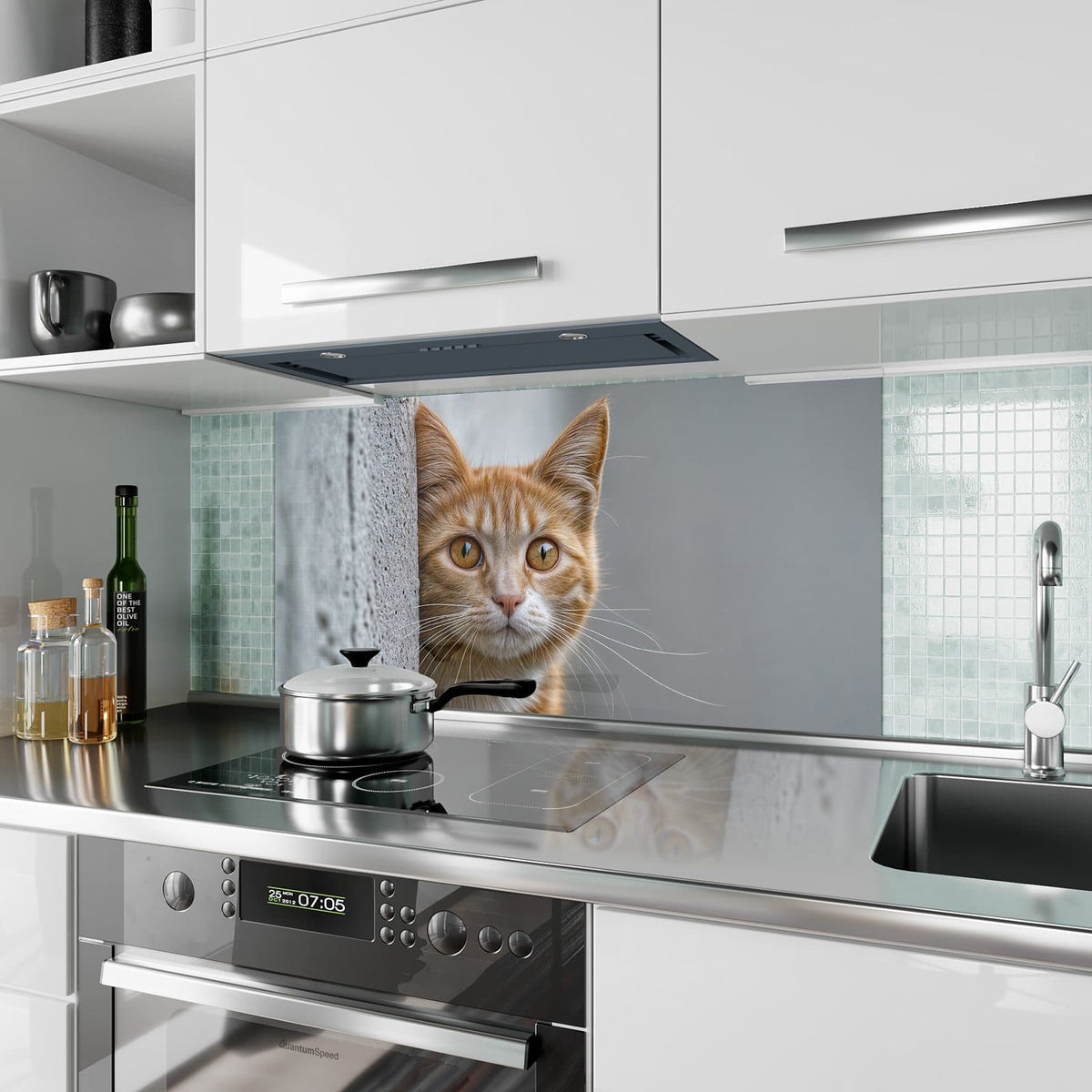 Küchenrückwand aus Glas Katze hinter der Mauer im Hochformat als Spritzschutz hinter dem Kochfeld, über dem Fliesenspiegel montiert