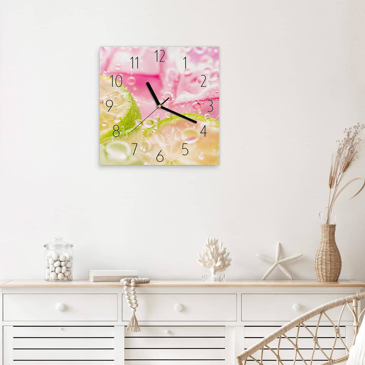 Wanduhr Limetten auf Rosa aus Glas – Quadratisch 30 × 30 cm – Limettenscheiben vor rosa Hintergrund