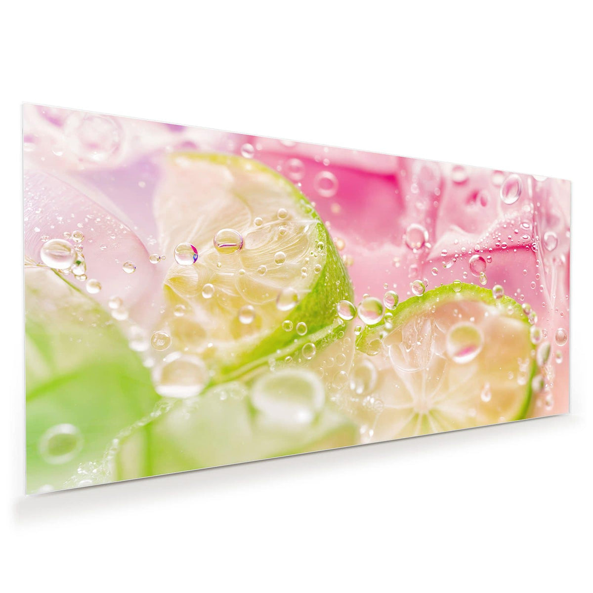 Makro von Limettenscheiben in rosa Flüssigkeit mit vielen Blasen