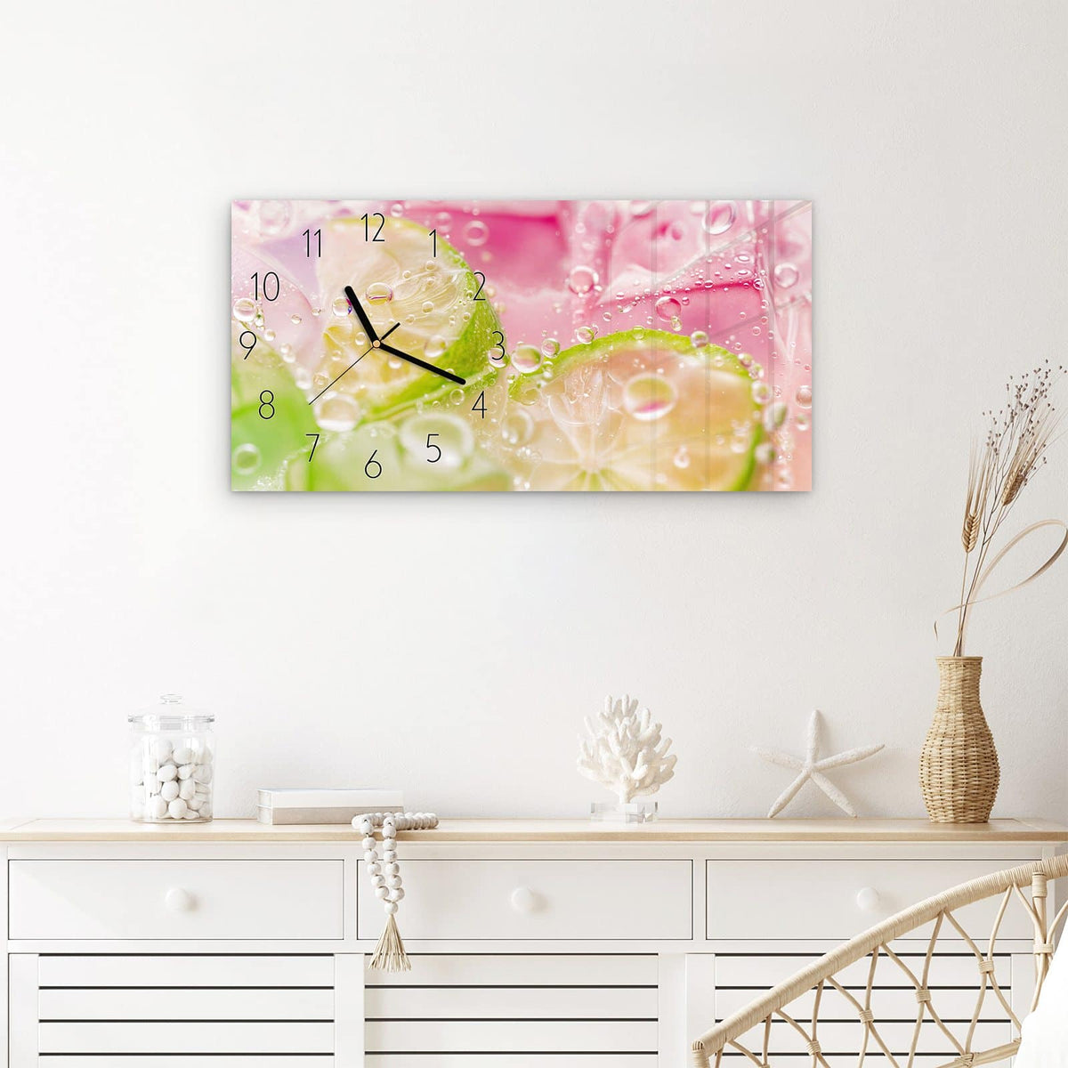Wanduhr Limetten Spritzer aus Glas – Querformat 60 × 30 cm – Limettenscheiben vor rosa Hintergrund