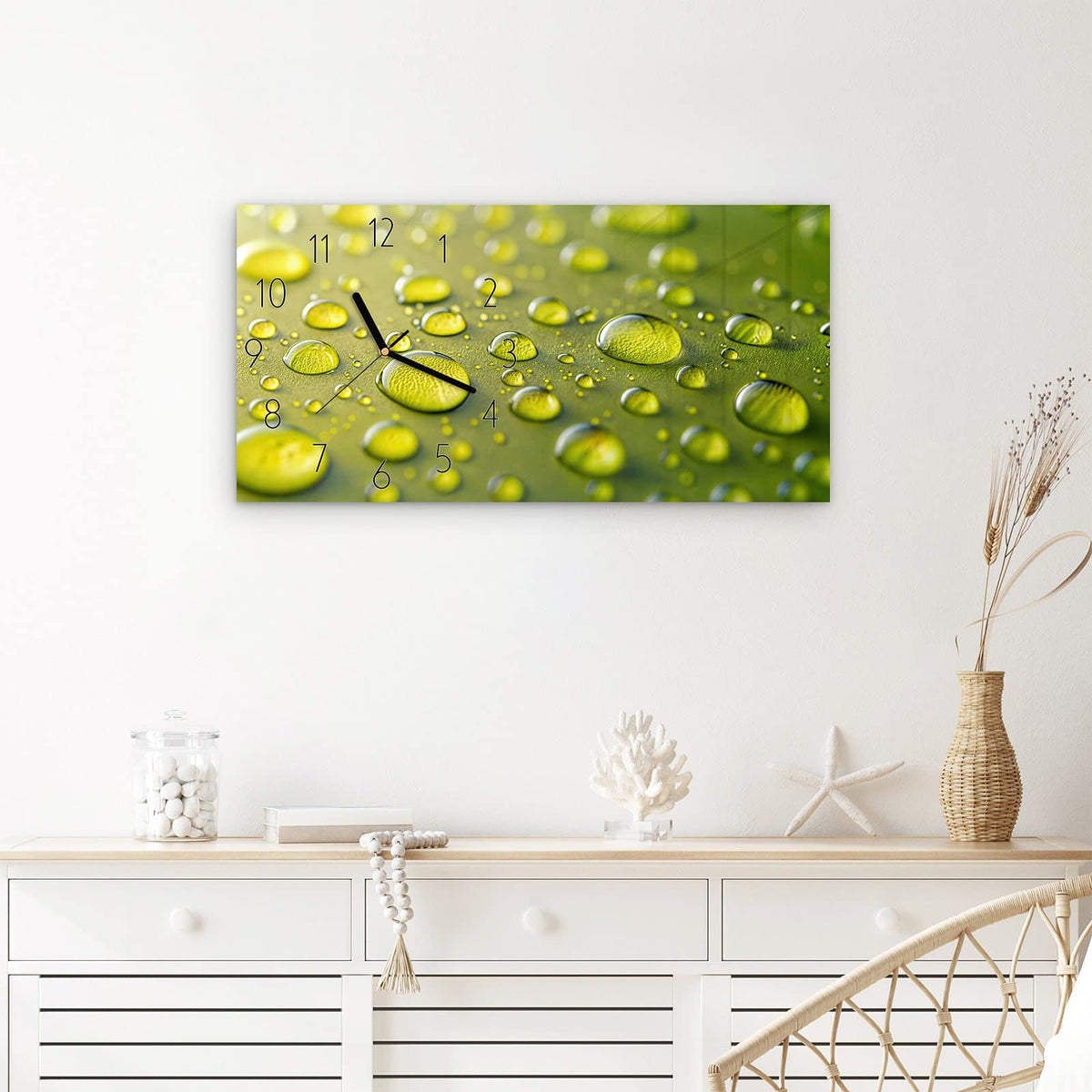 Wanduhr Wassertropfen Nah aus Glas – Querformat 60 × 30 cm – Klare Tropfen in leuchtendem Gelbgrün