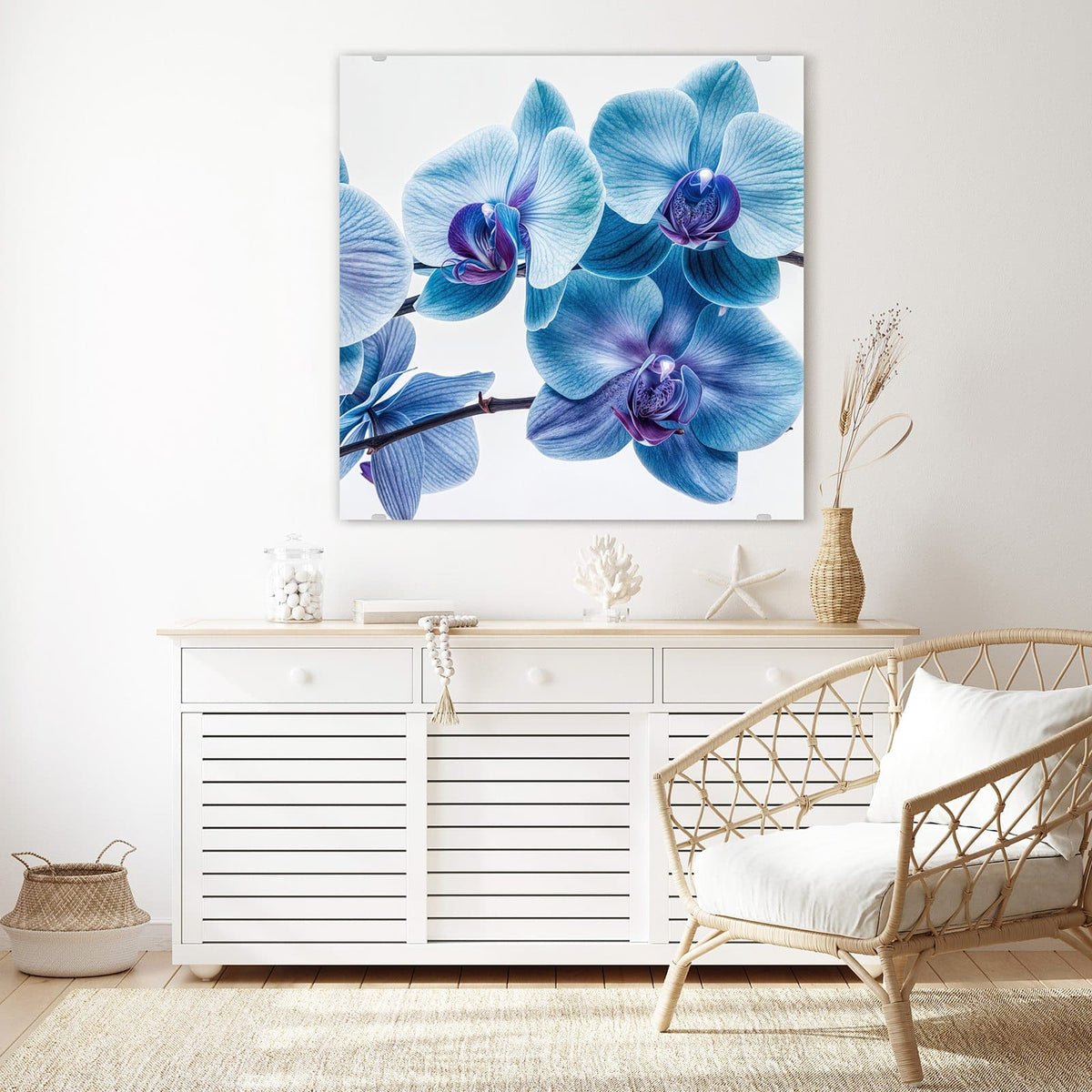 Glasbild Blauviolette Orchidee an der Wand – Orchideenzweig mit blauen Blüten und violetten Lippen vor Weiß