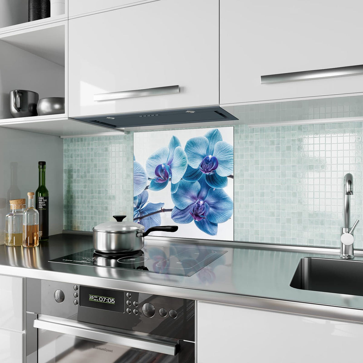Küchenrückwand aus Glas Blauviolette Orchidee im quadratischen Format als Spritzschutz hinter dem Kochfeld, über dem Fliesenspiegel montiert